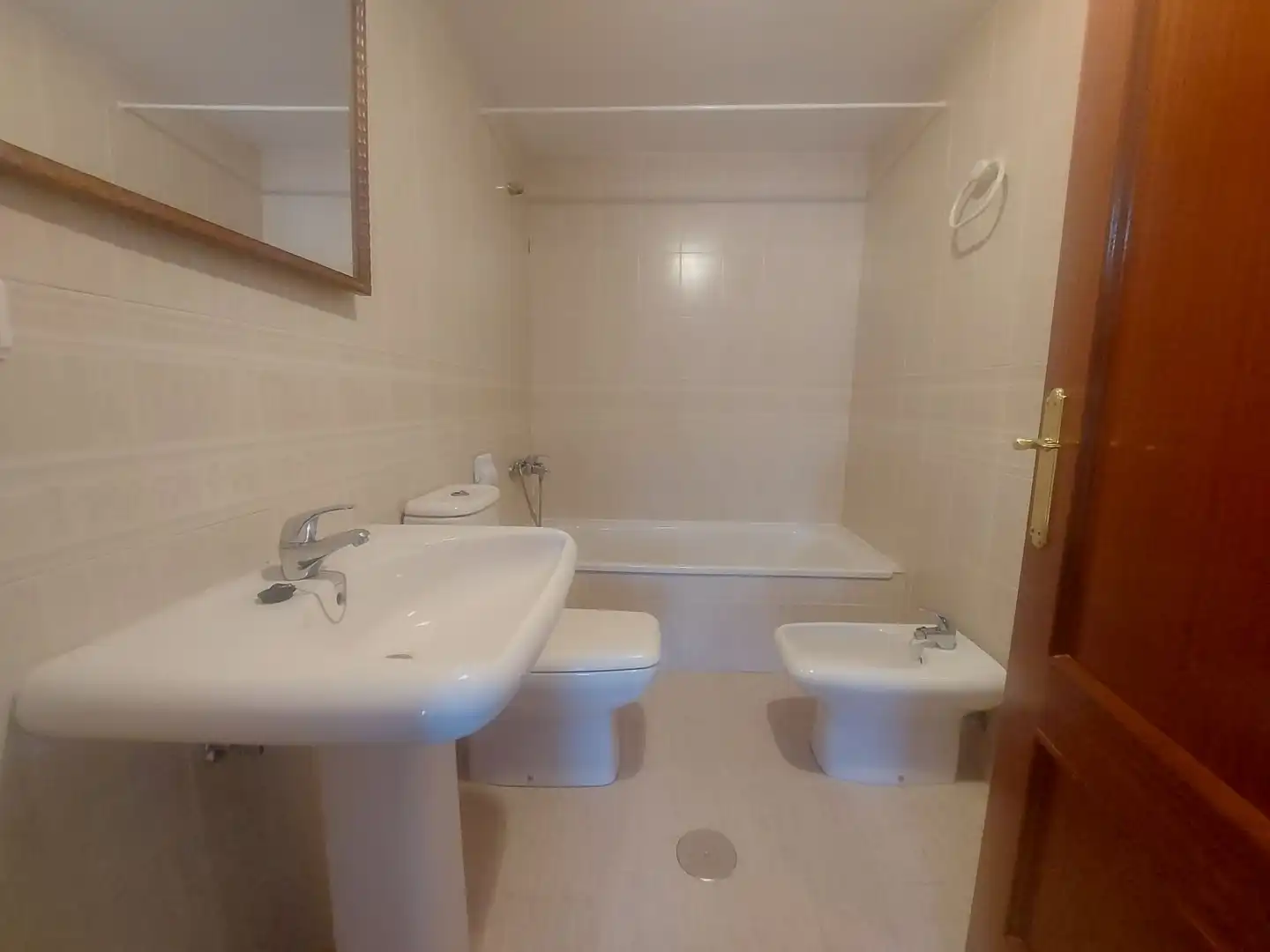 Bany de Pis en venda en Baeza amb Calefacció, Terrassa i Piscina comunitària