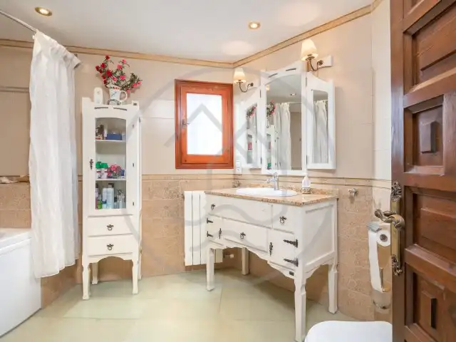 Badezimmer von Haus oder Chalet zum Verkauf in Palafrugell mit Klimaanlage, Heizung und Privatgarten