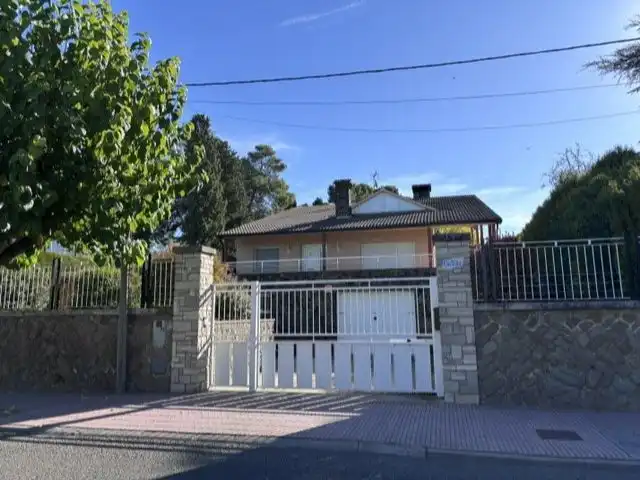 Xalet amb jardí en venda a avenida cervera 23