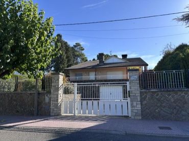 Detached house with garden for sale in avenida cervera 23