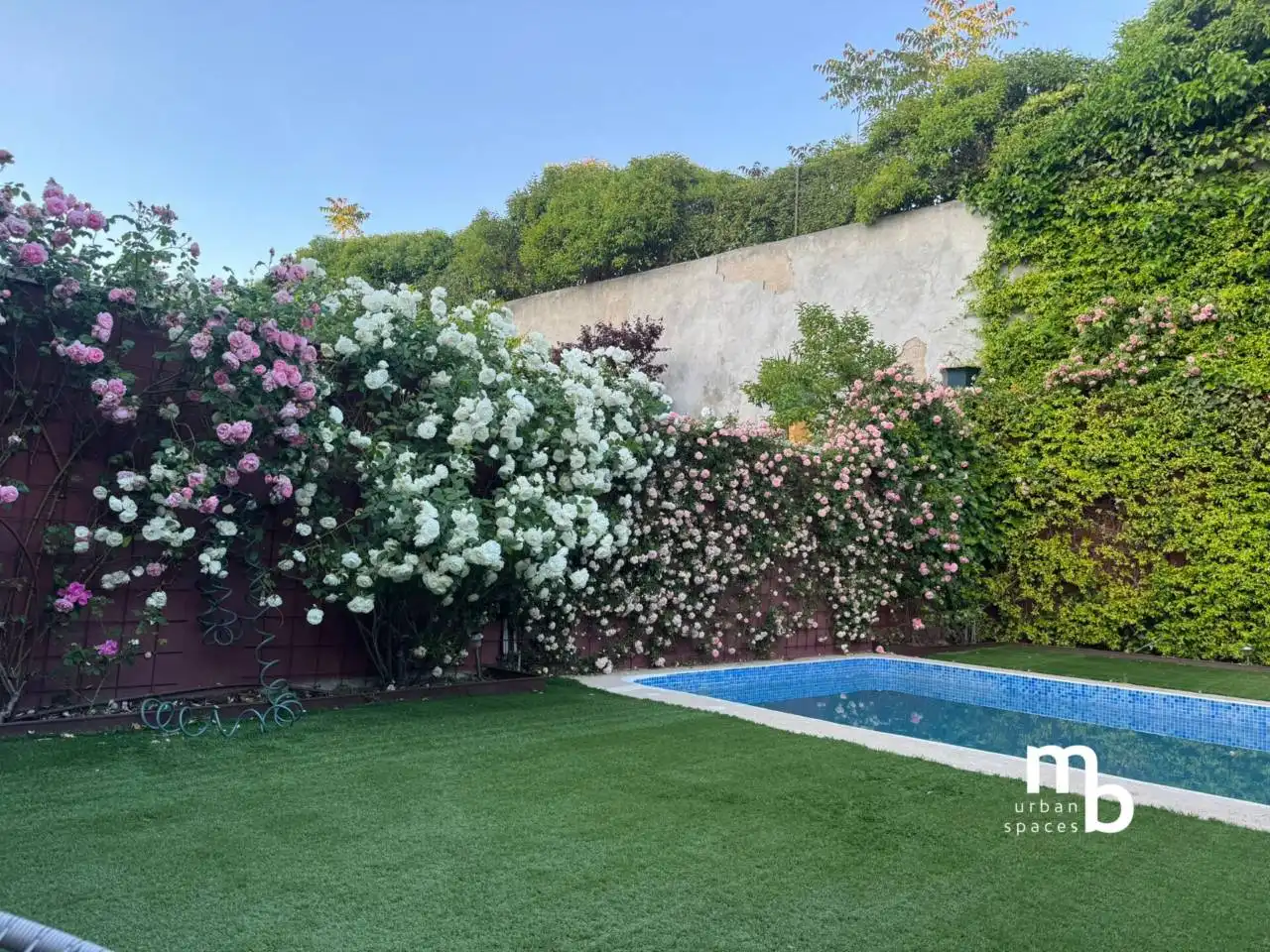 Piscina de Casa adosada en venta en Pozuelo de Alarcón con Aire acondicionado, Calefacción y Jardín privado