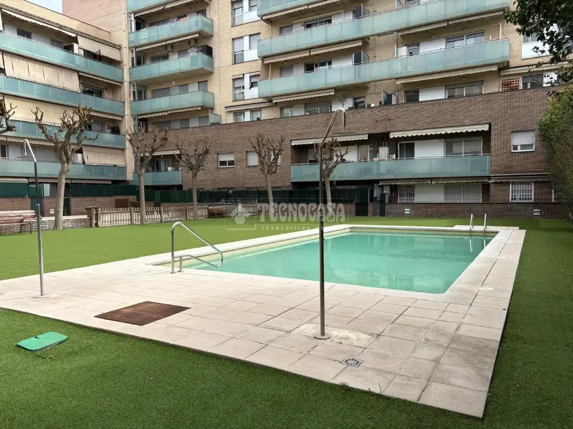 Piscina de Pis en venda en Sabadell amb Aire condicionat, Parquet i Moblat