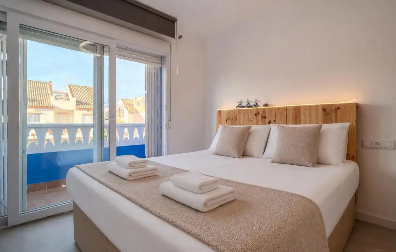 Dormitori de Apartament de lloguer en Pilar de la Horadada amb Terrassa, Moblat i Forn