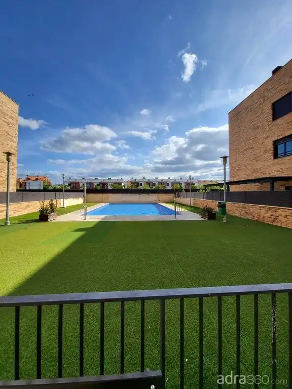 Piscina de Apartamento en venta en Lardero con Aire acondicionado, Calefacción y Trastero