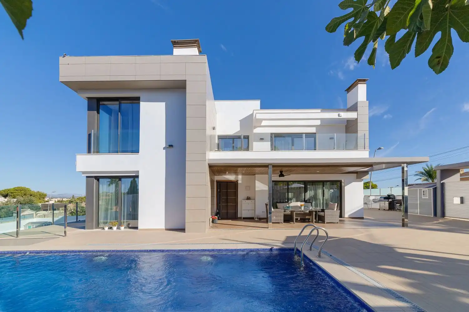 Vista exterior de Casa o xalet en venda en Torrevieja amb Aire condicionat, Calefacció i Traster