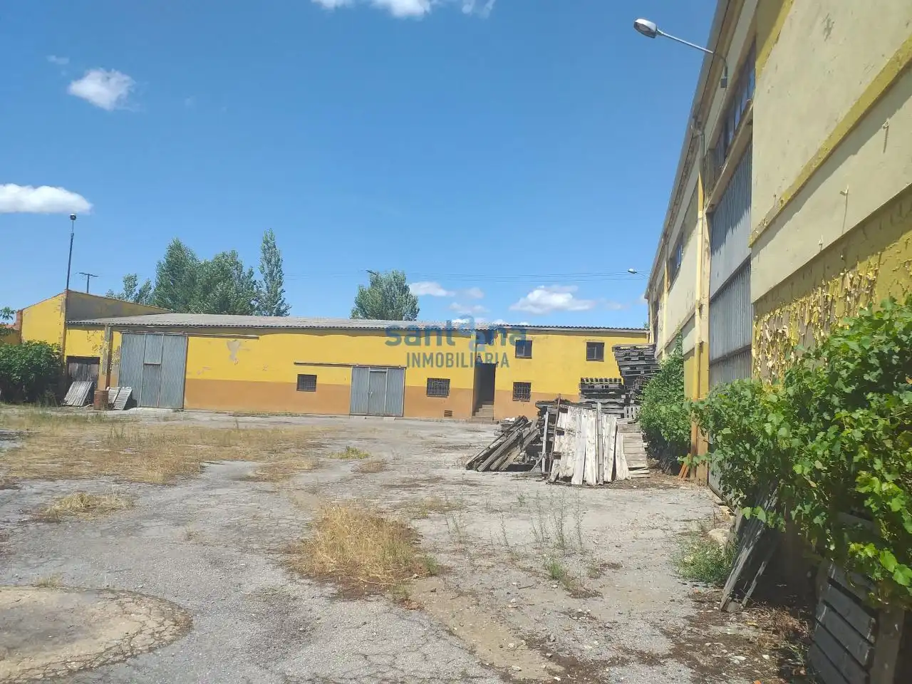 Außenansicht von Fabrikhallen zur Miete in León Capital 