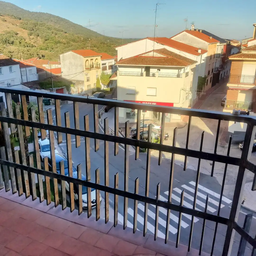 Vista exterior de Pis en venda en Losar de la Vera amb Terrassa i Traster