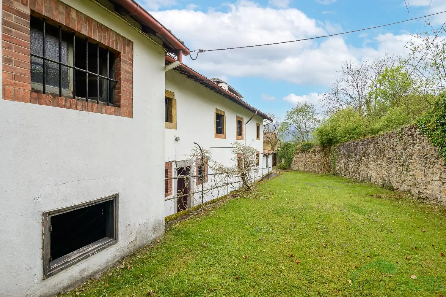 Vista exterior de Edificio en venta en Oviedo 