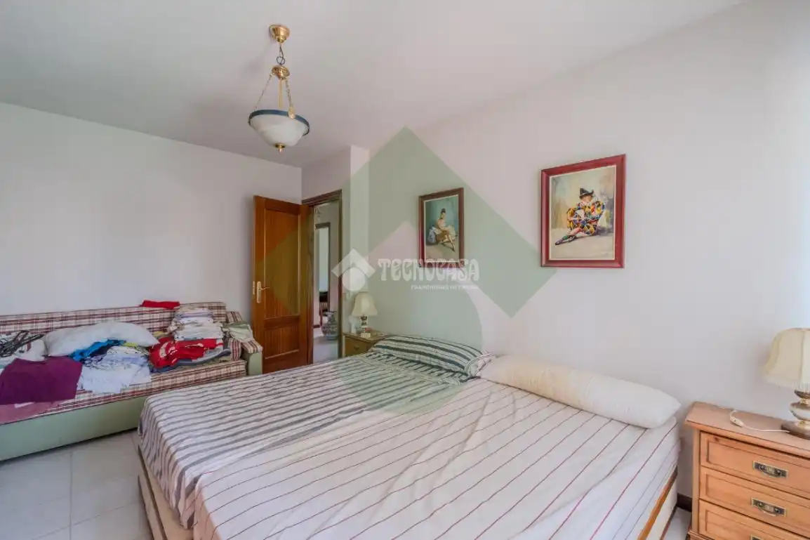 Dormitori de Casa adosada en venda en Griñón amb Calefacció, Piscina i Moblat