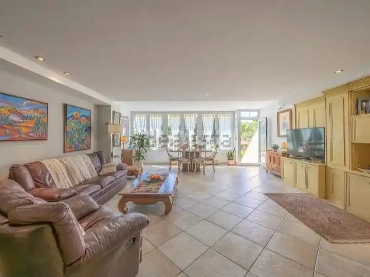 Sala de estar de Casa adosada en venta en Alicante / Alacant con Aire acondicionado, Calefacción y Jardín privado