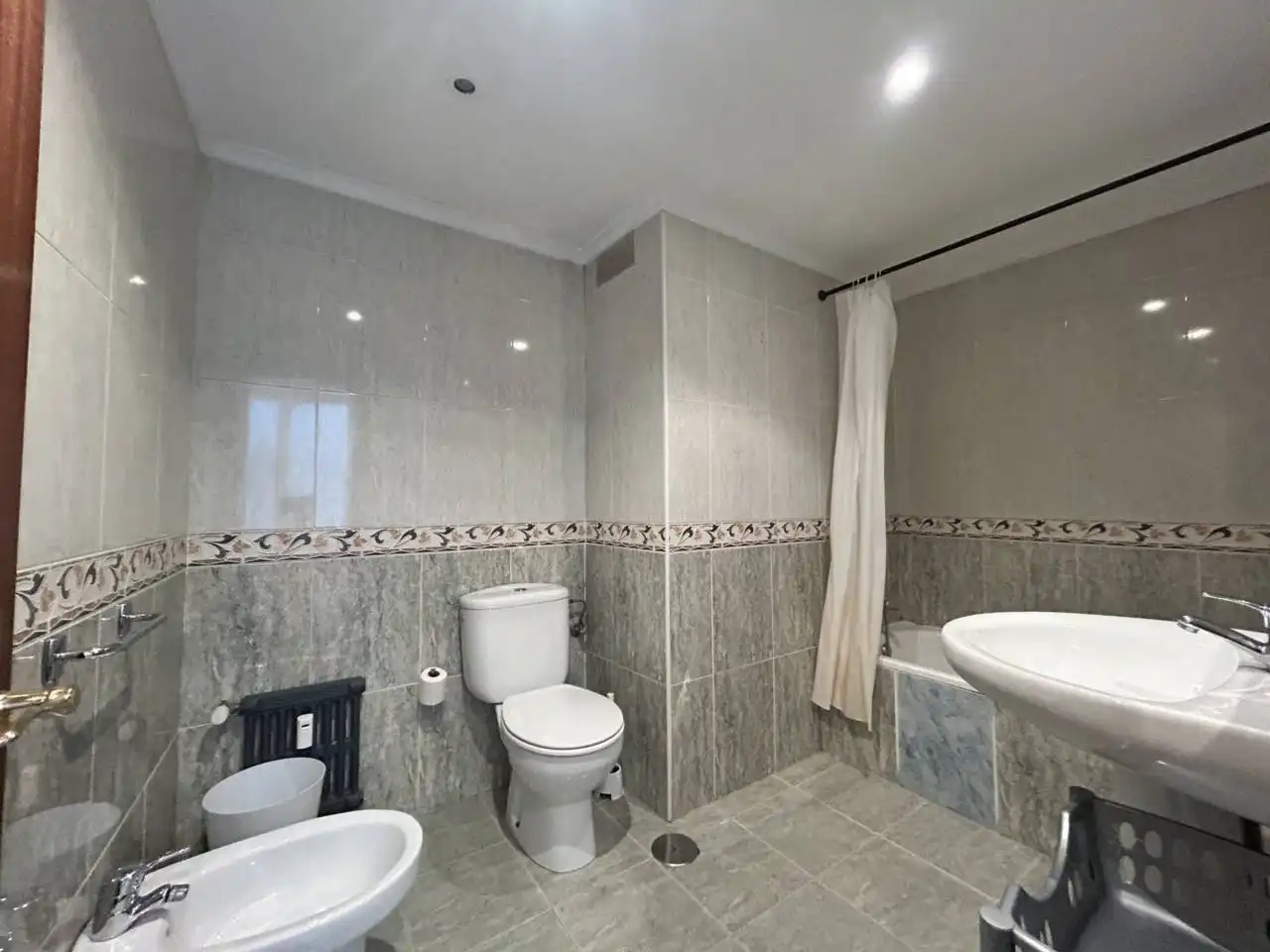 Baño de Piso de alquiler en Oviedo  con Calefacción y Amueblado