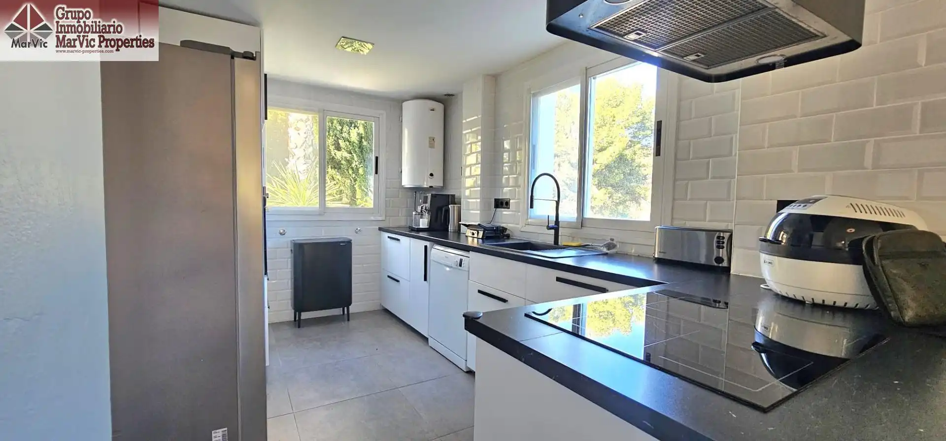 Cuina de Casa o xalet en venda en La Nucia amb Aire condicionat, Jardí privat i Terrassa