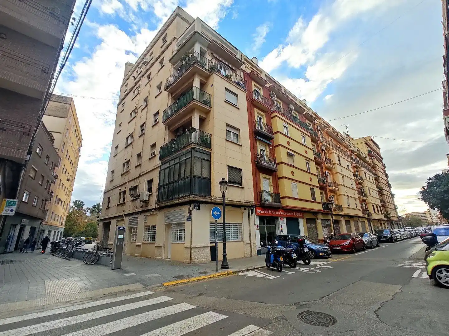 Außenansicht von Garage zum Verkauf in Valencia