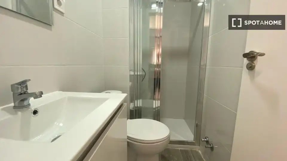 Bany de Pis de lloguer en Madrid amb Aire condicionat, Calefacció i Moblat