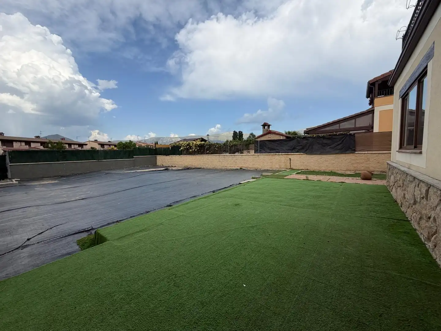 Jardí de Casa adosada en venda en Palazuelos de Eresma amb Calefacció, Terrassa i Alarma