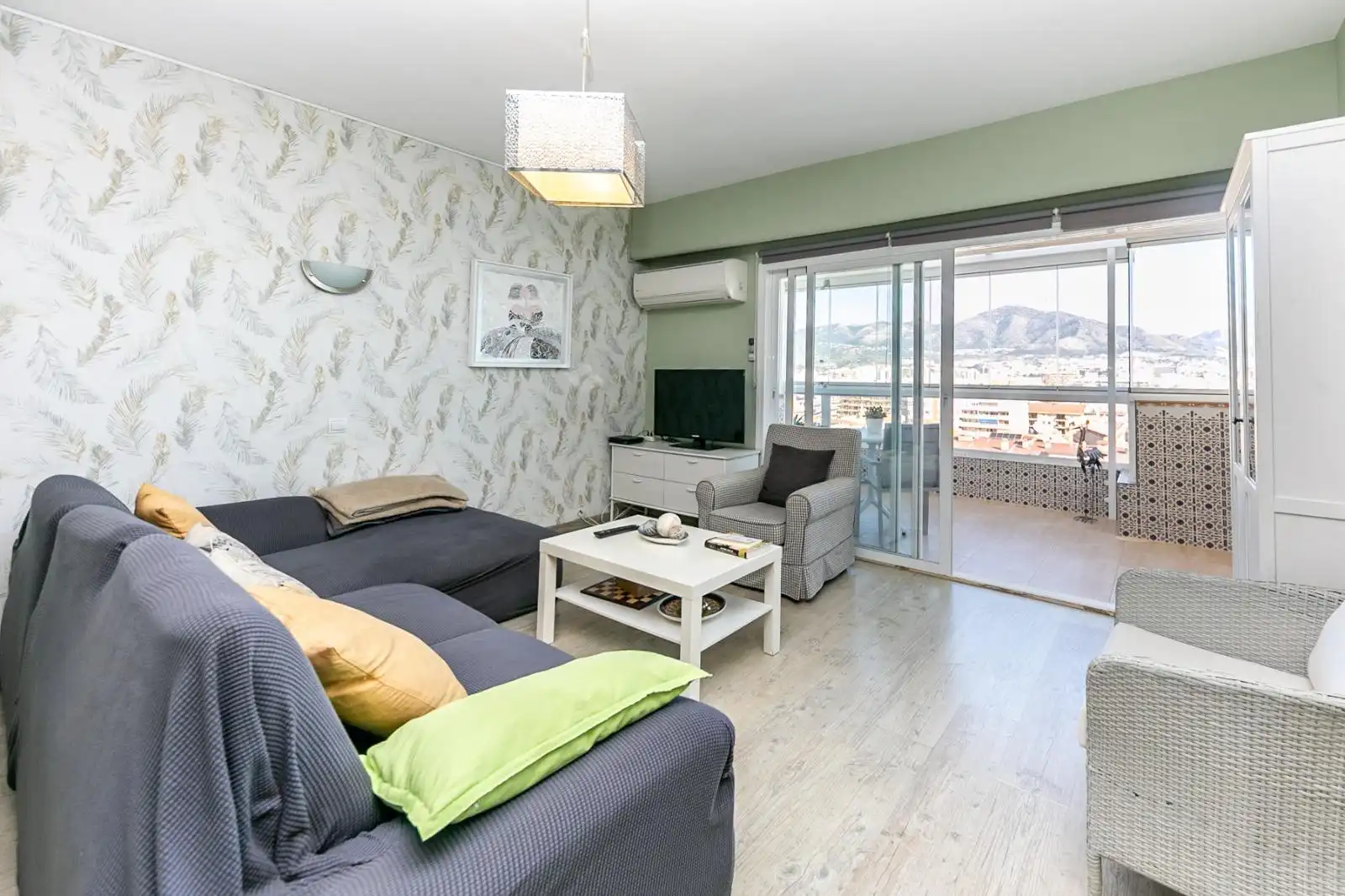 Wohnzimmer von Dachboden zur Miete in Fuengirola mit Klimaanlage, Heizung und Terrasse