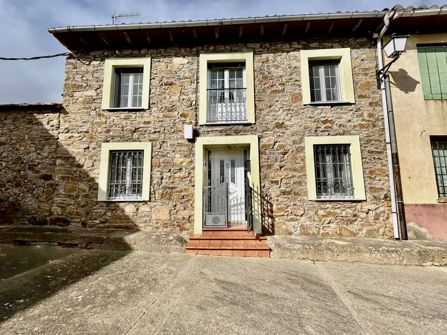Vista exterior de Casa o xalet en venda en Ayoó de Vidriales amb Calefacció i Terrassa