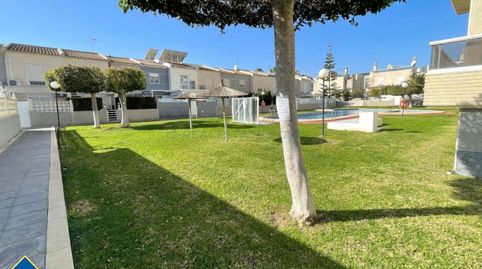 Apartamento con piscina compartida en la provincia de Alicante, en la localidad de Torrevieja, en la comarca de La Mata. 3 habitac