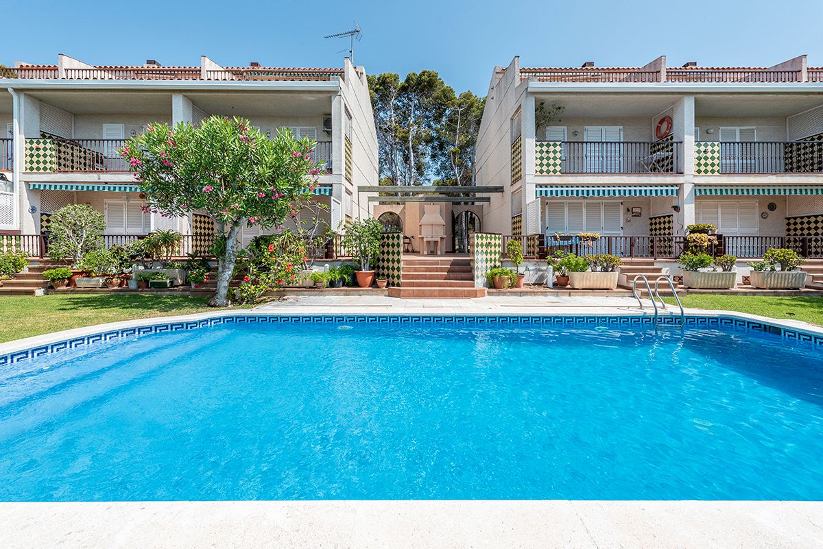 Piscina de Casa adosada en venda en Torredembarra amb Calefacció, Jardí privat i Terrassa