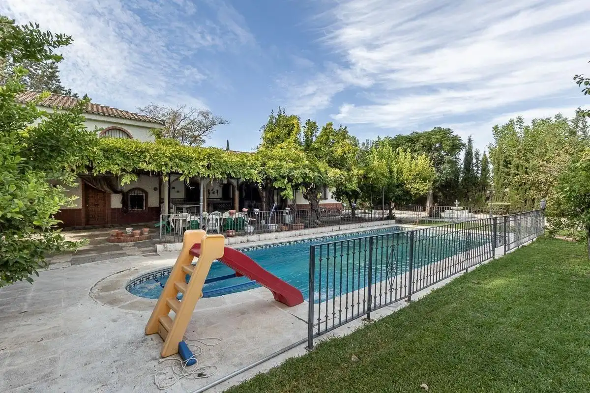 Casa con piscina en venta en Ogíjares