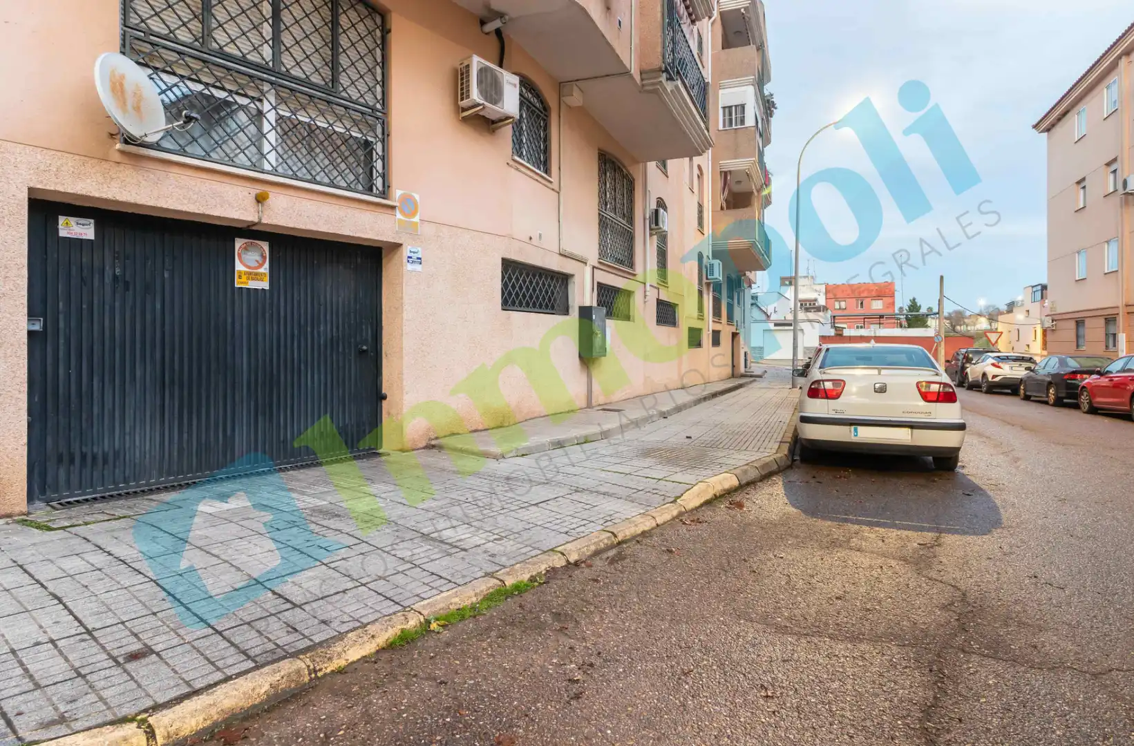 Außenansicht von Wohnung zum Verkauf in Badajoz mit Klimaanlage, Heizung und Privatgarten