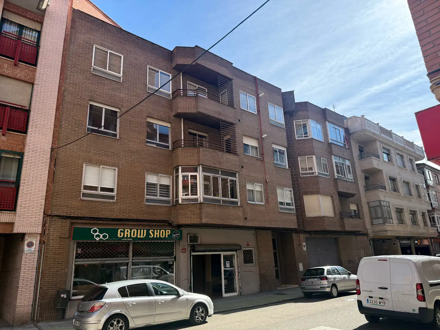 Vista exterior de Piso en venta en León Capital  con Calefacción, Parquet y Terraza