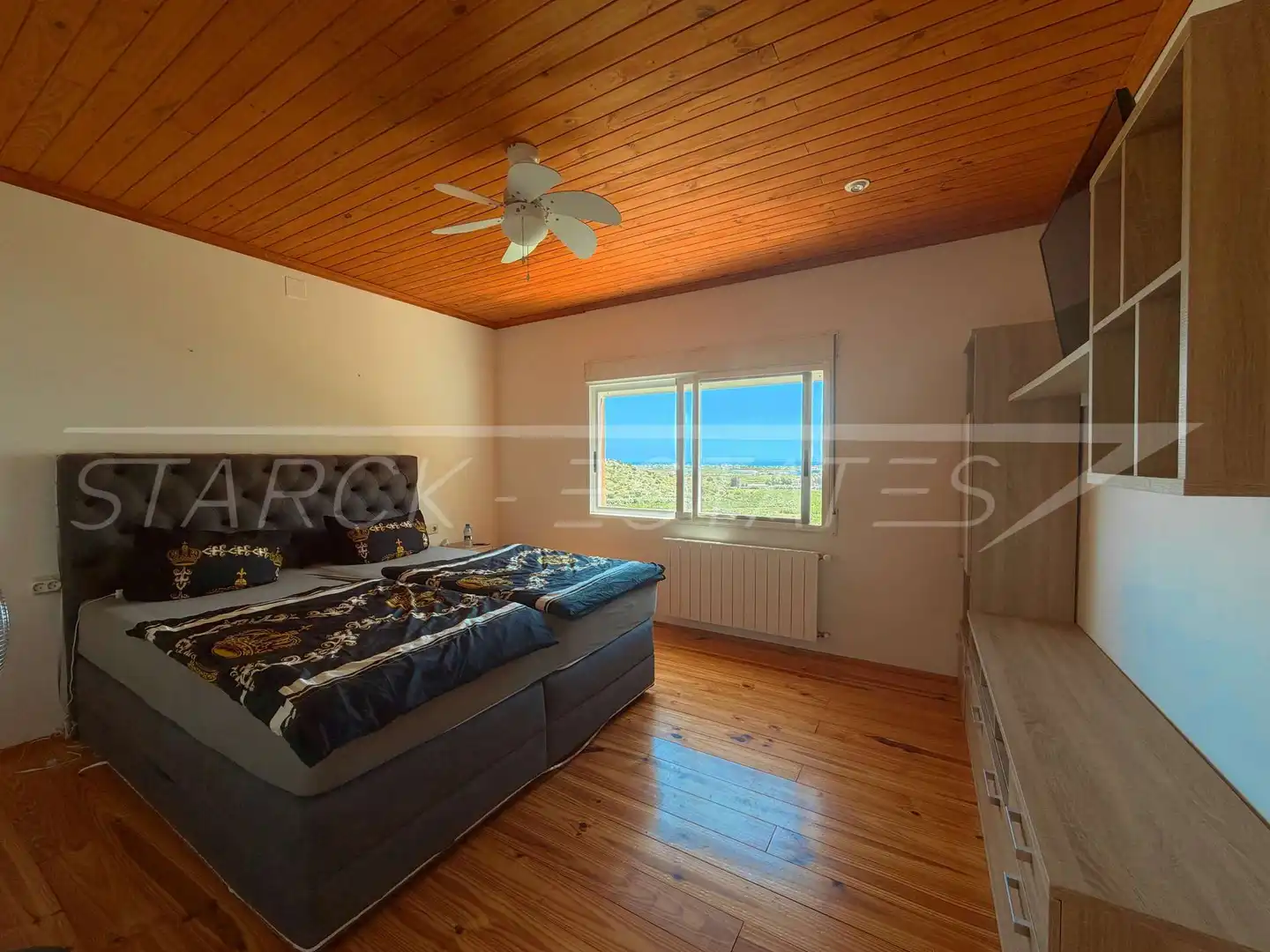 Dormitori de Casa o xalet en venda en Oliva amb Aire condicionat, Jardí privat i Piscina
