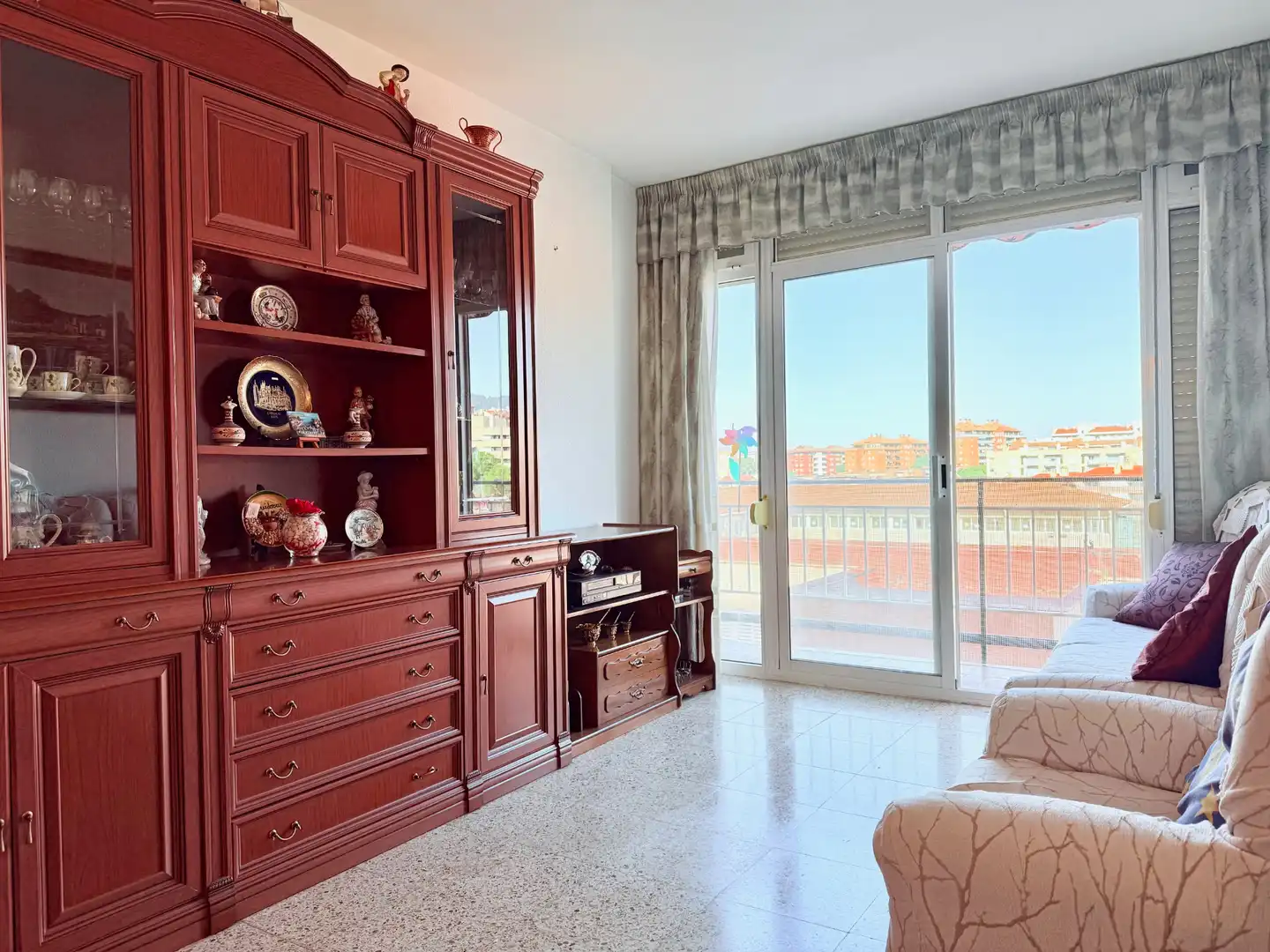 Sala de estar de Piso en venta en Sant Feliu de Llobregat con Amueblado, Horno y Balcón