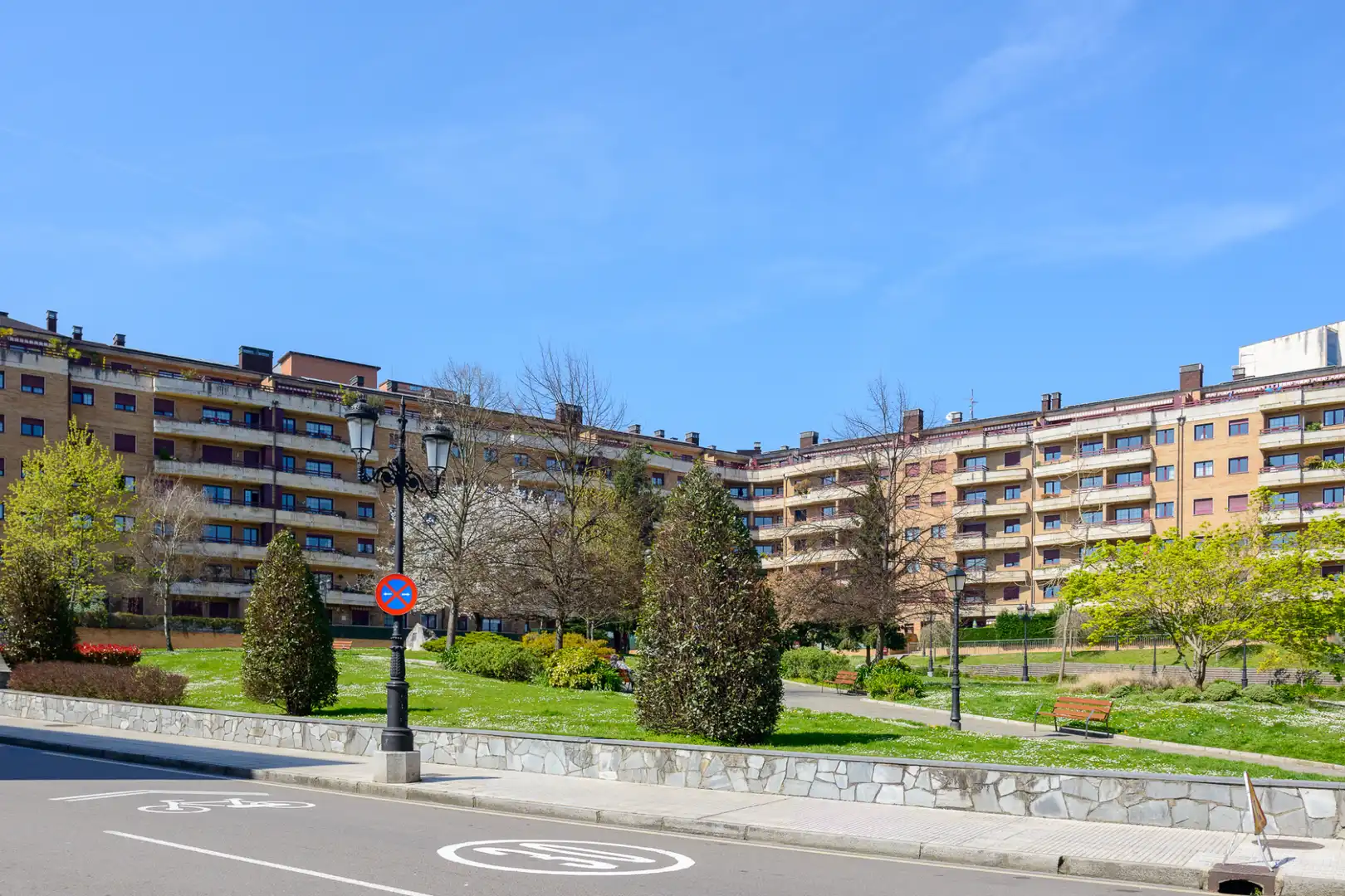 Vista exterior de Dúplex en venda en Oviedo  amb Calefacció, Parquet i Traster