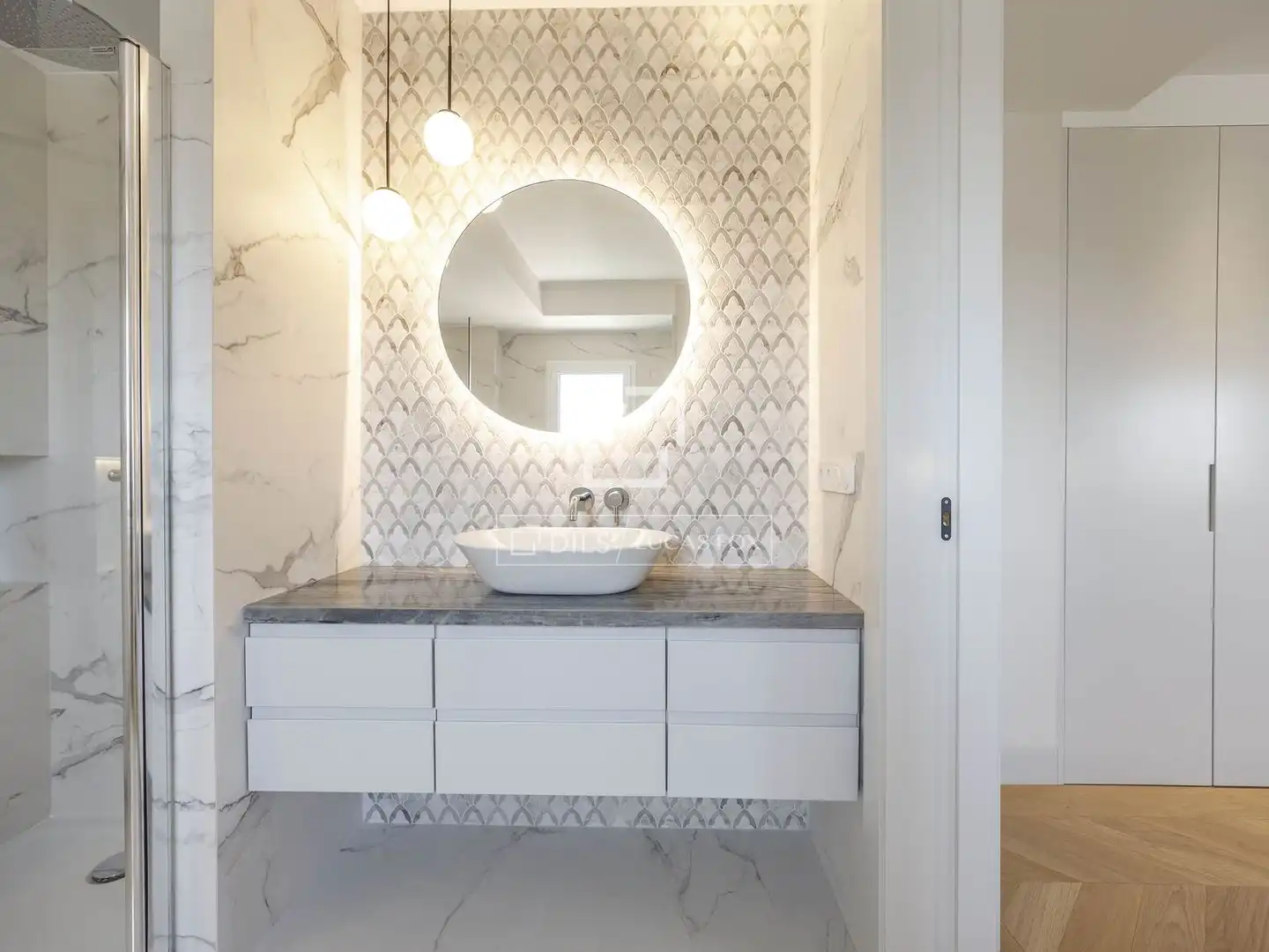 Bathroom of Attic for rent in Valencia  with Air Conditioner, Heating and Parquet flooring