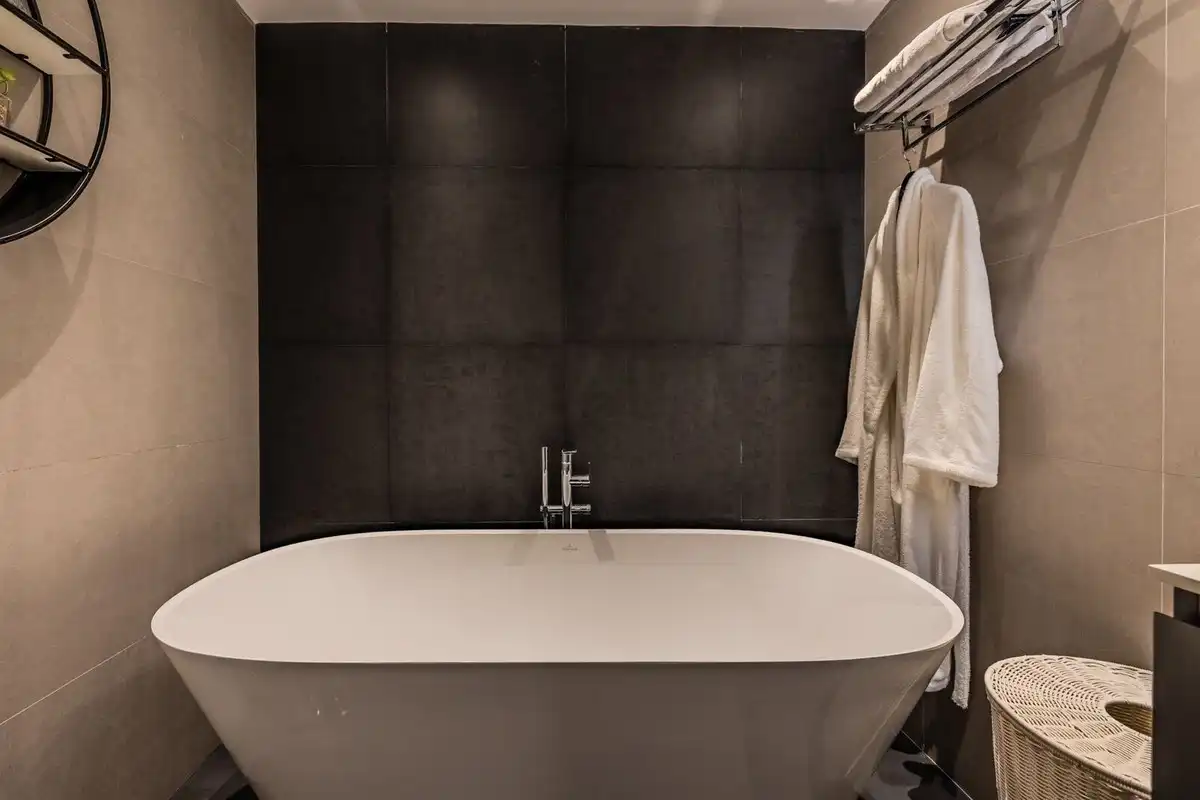Badezimmer von Erdgeschoss zum Verkauf in Marbella mit Klimaanlage, Privatgarten und Terrasse