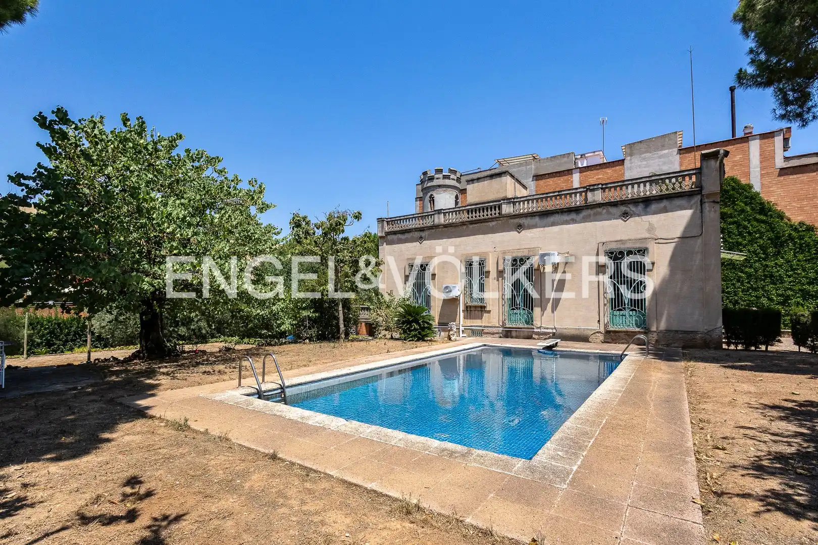 Piscina de Casa o chalet en venta en Sant Boi de Llobregat con Aire acondicionado, Calefacción y Jardín privado