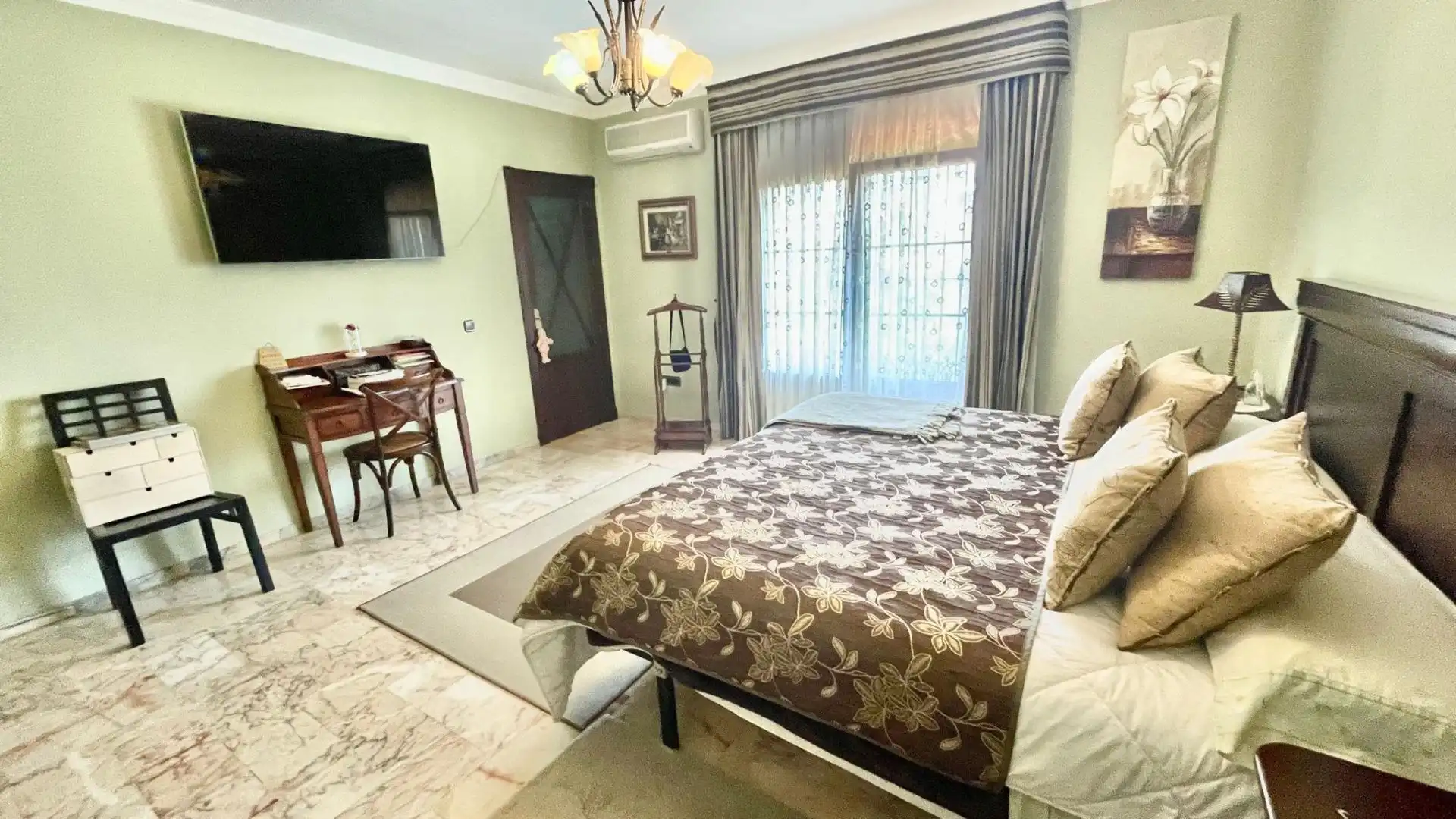 Dormitori de Casa o xalet en venda en Alhaurín de la Torre amb Aire condicionat, Jardí privat i Terrassa