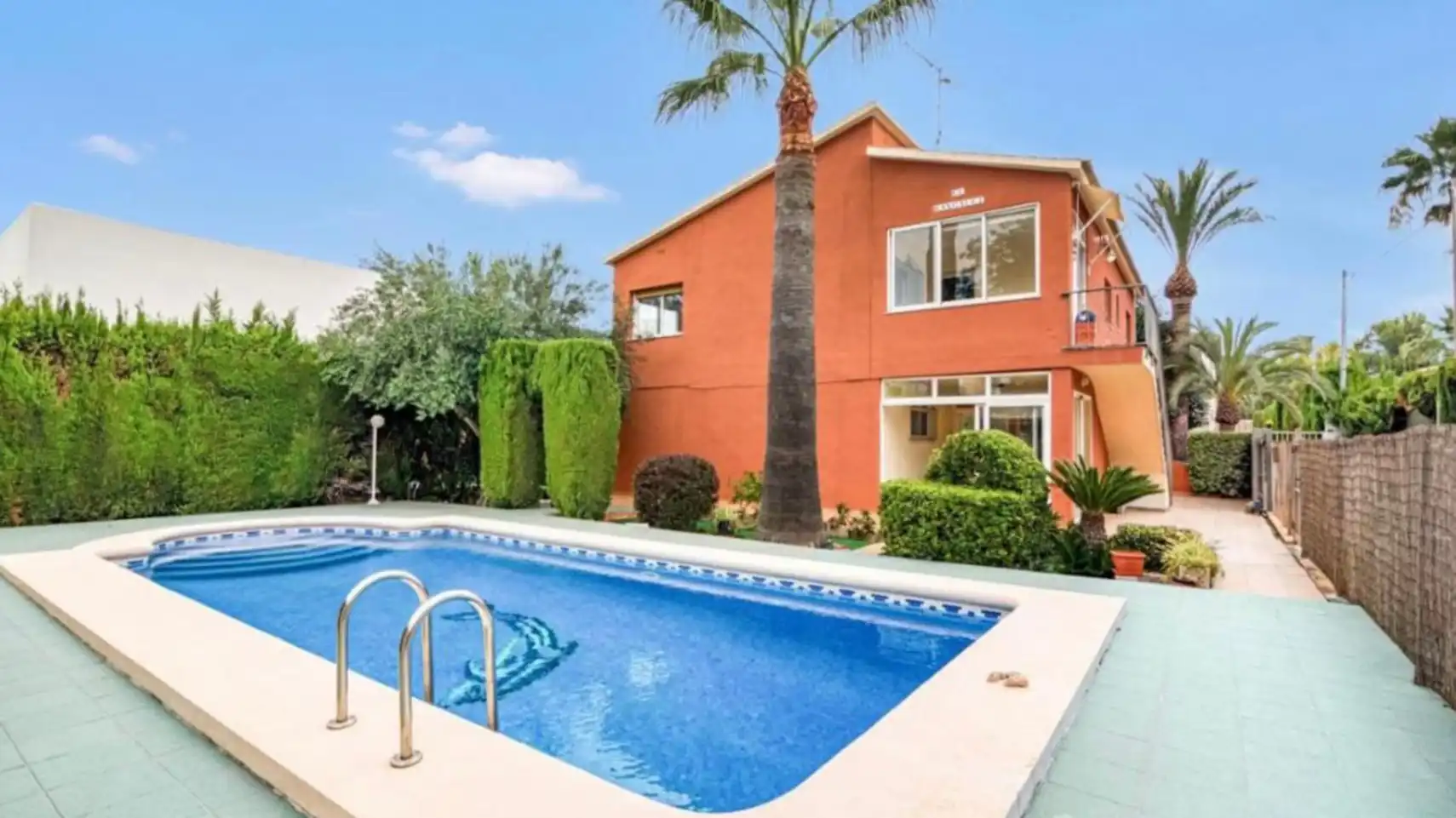 Außenansicht von Haus oder Chalet zum Verkauf in Dénia mit Klimaanlage, Heizung und Privatgarten