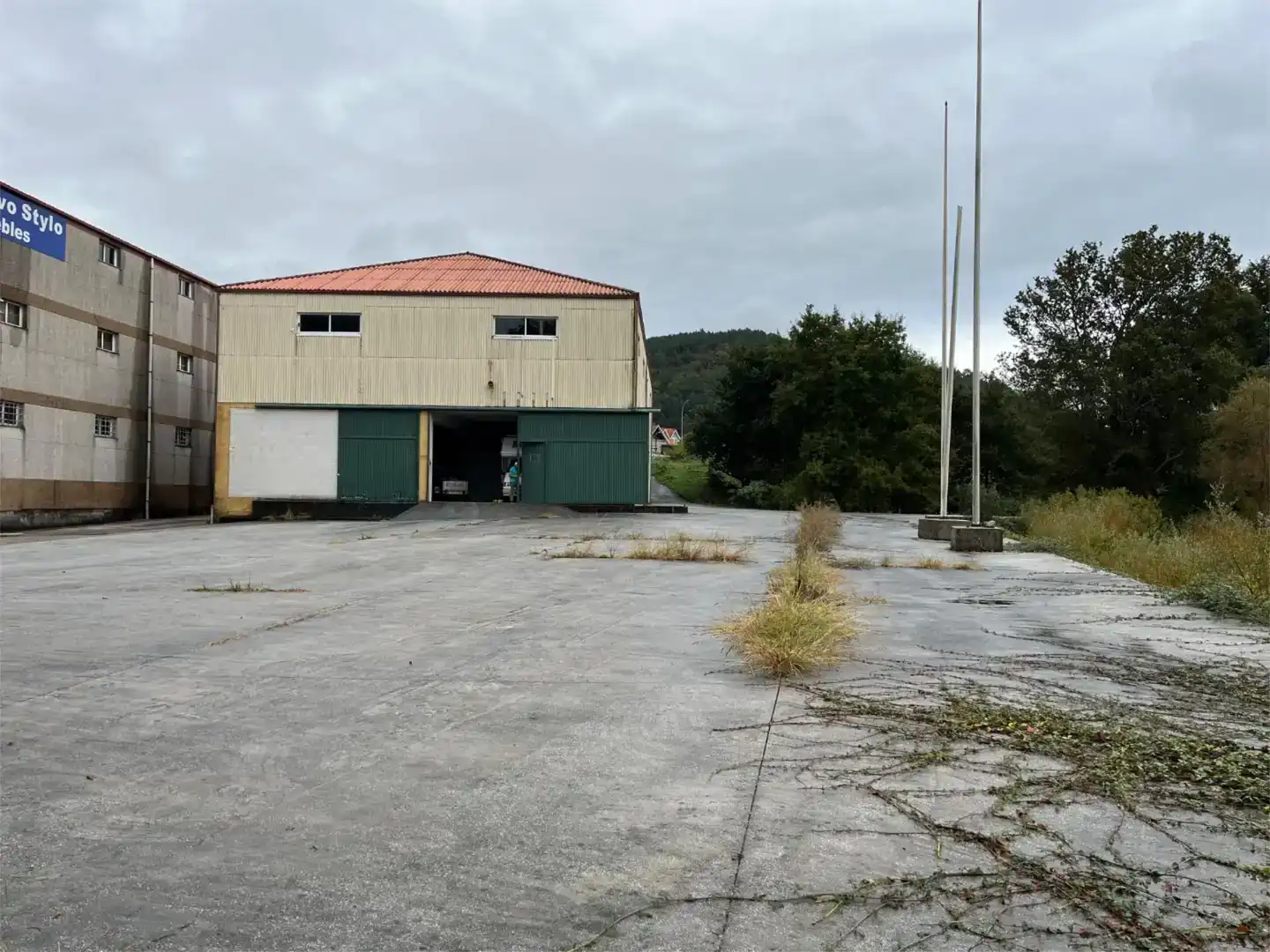 Parkplatz von Fabrikhallen zur Miete in Vilaboa