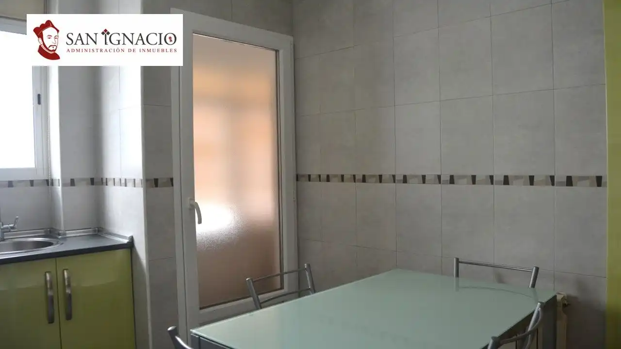 Cuina de Pis en venda en Villarcayo de Merindad de Castilla la Vieja amb Terrassa i Moblat