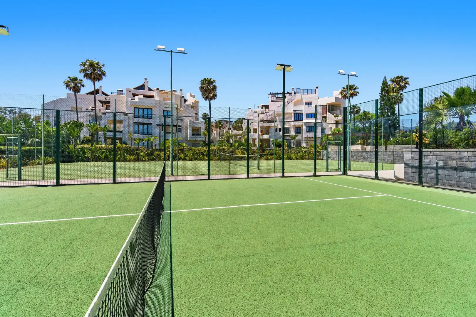 Vista exterior de Casa adosada en venda en Estepona amb Aire condicionat, Jardí privat i Terrassa