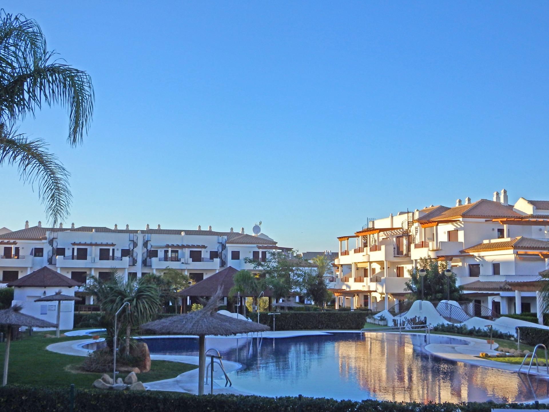 Vista exterior de Apartamento en venta en Chiclana de la Frontera con Jardín privado, Terraza y Piscina comunitaria
