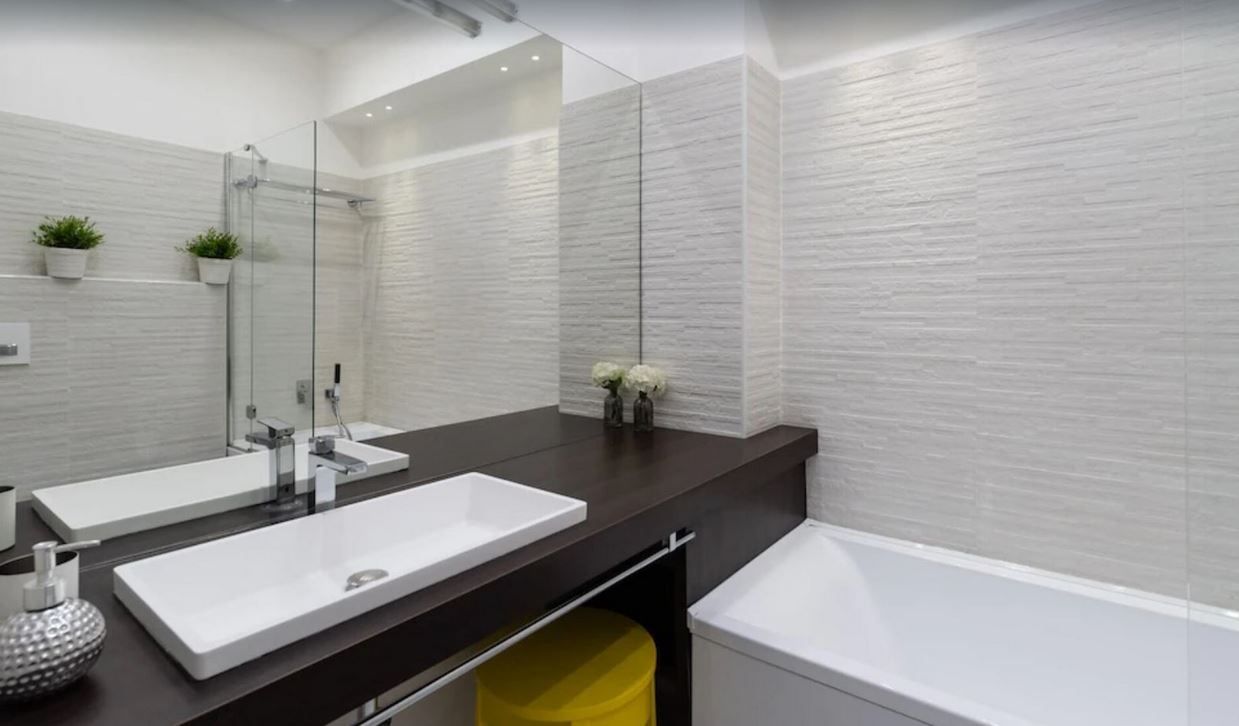 Bathroom of Flat to rent in  Lleida Capital  with Air Conditioner, Furnished and Pets allowed