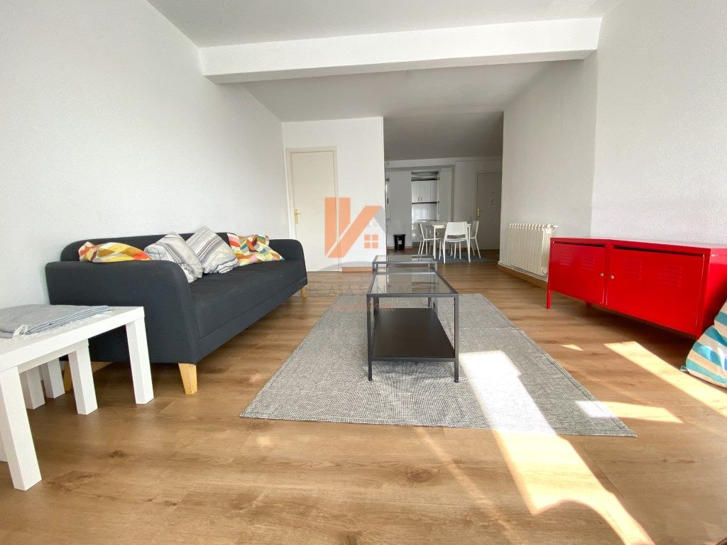 Sala d'estar de Pis en venda en Santiago de Compostela  amb Forn i Rentadora
