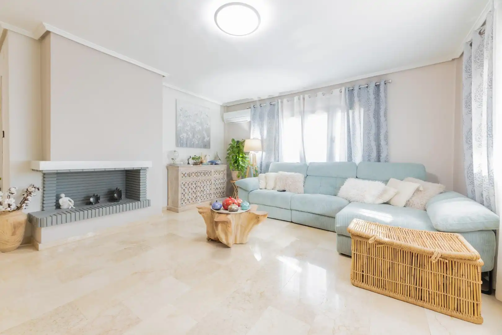 Sala d'estar de Casa o xalet en venda en Requena amb Jardí privat, Terrassa i Piscina