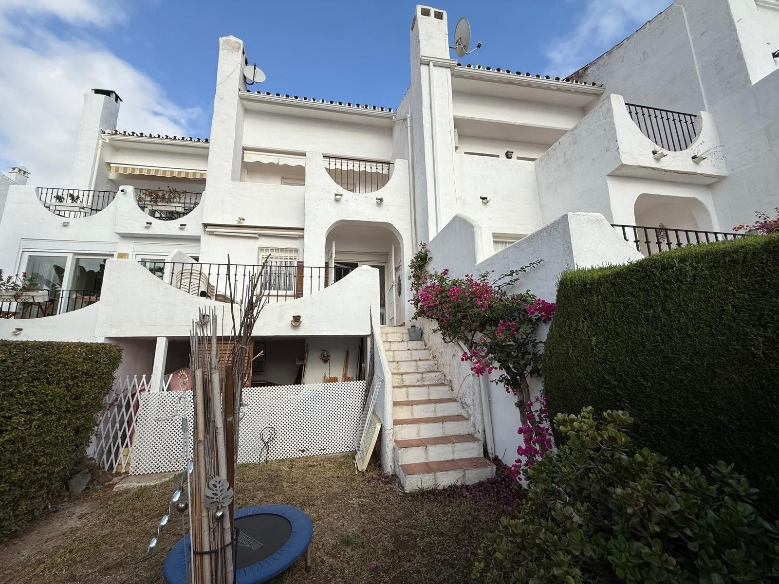 Vista exterior de Casa adosada en venda en Marbella amb Aire condicionat, Calefacció i Terrassa