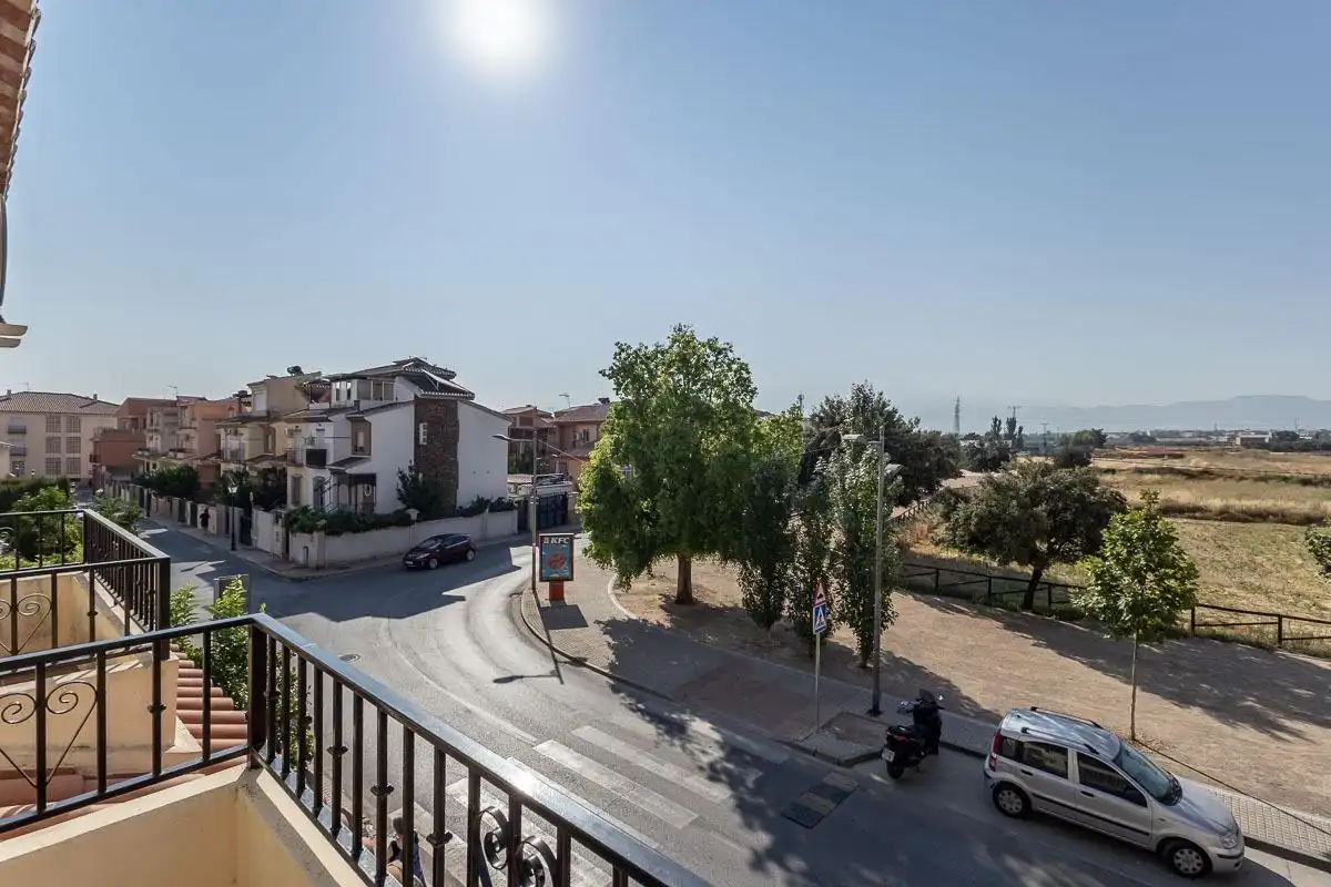 Vista exterior de Casa adosada en venda en Las Gabias amb Calefacció, Jardí privat i Terrassa