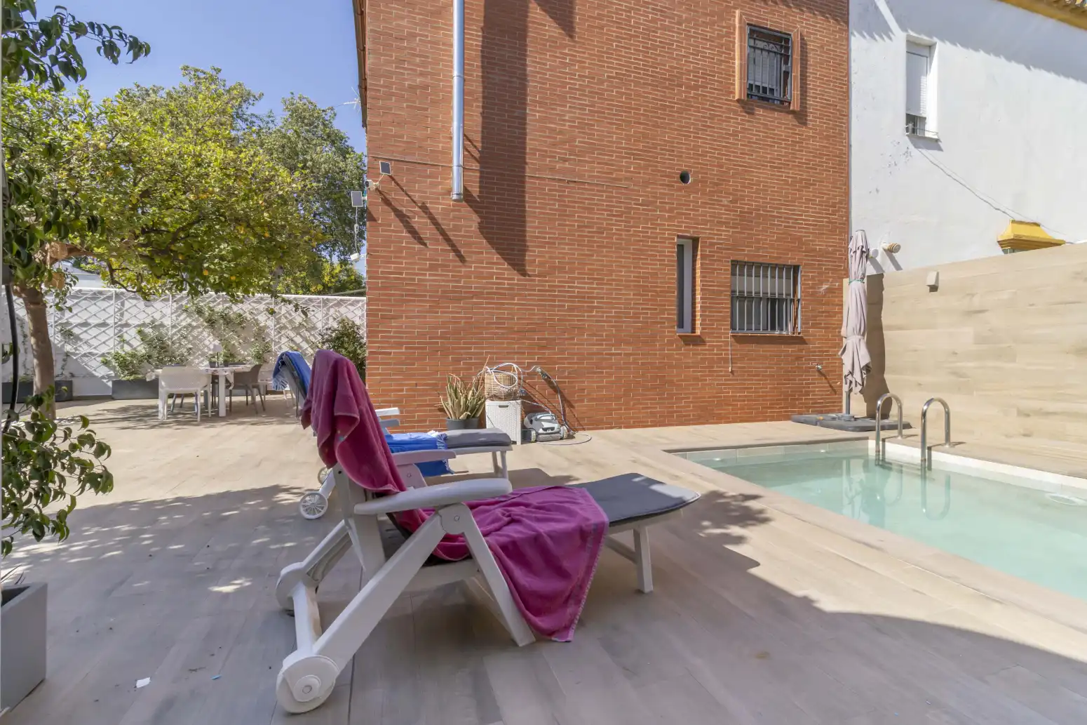 Piscina de Casa adosada en venta en Sevilla con Aire acondicionado, Trastero y Piscina