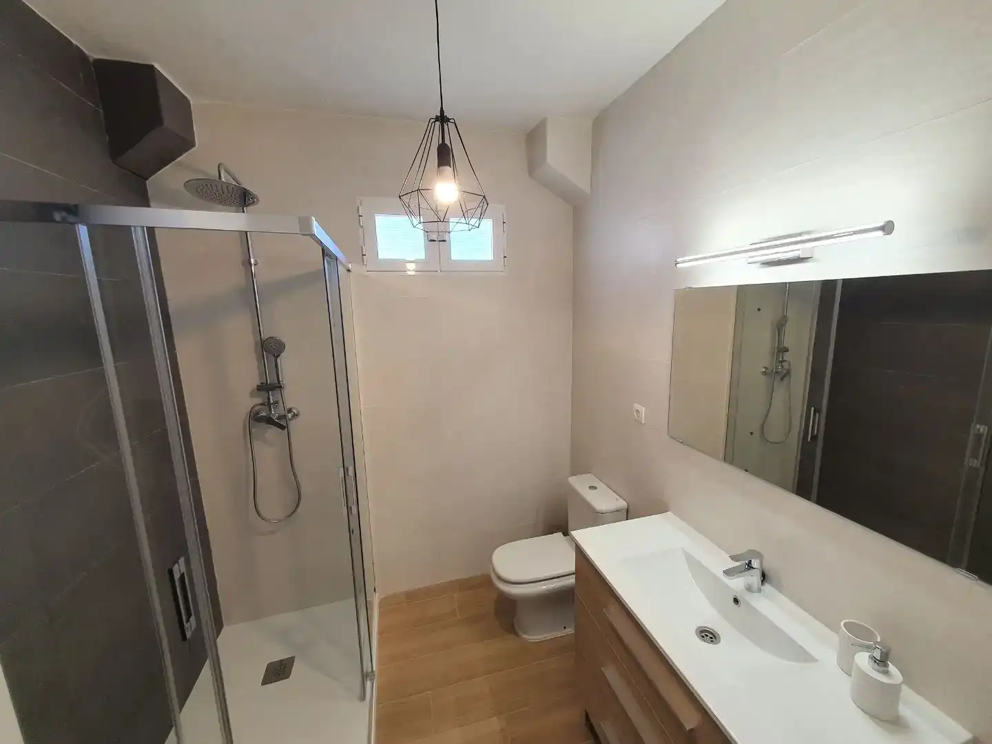 Baño de Piso en venta en Baza con Aire acondicionado, Trastero y Amueblado