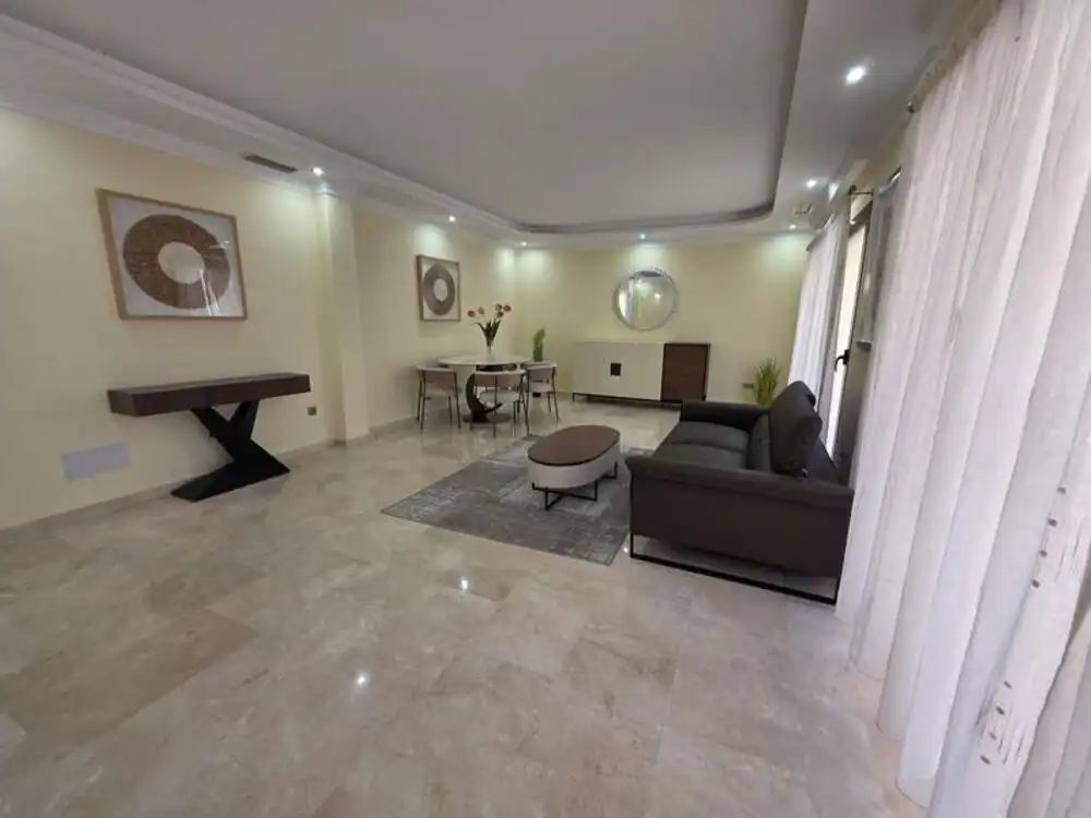 Sala d'estar de Casa o xalet en venda en Marbella amb Aire condicionat, Jardí privat i Terrassa