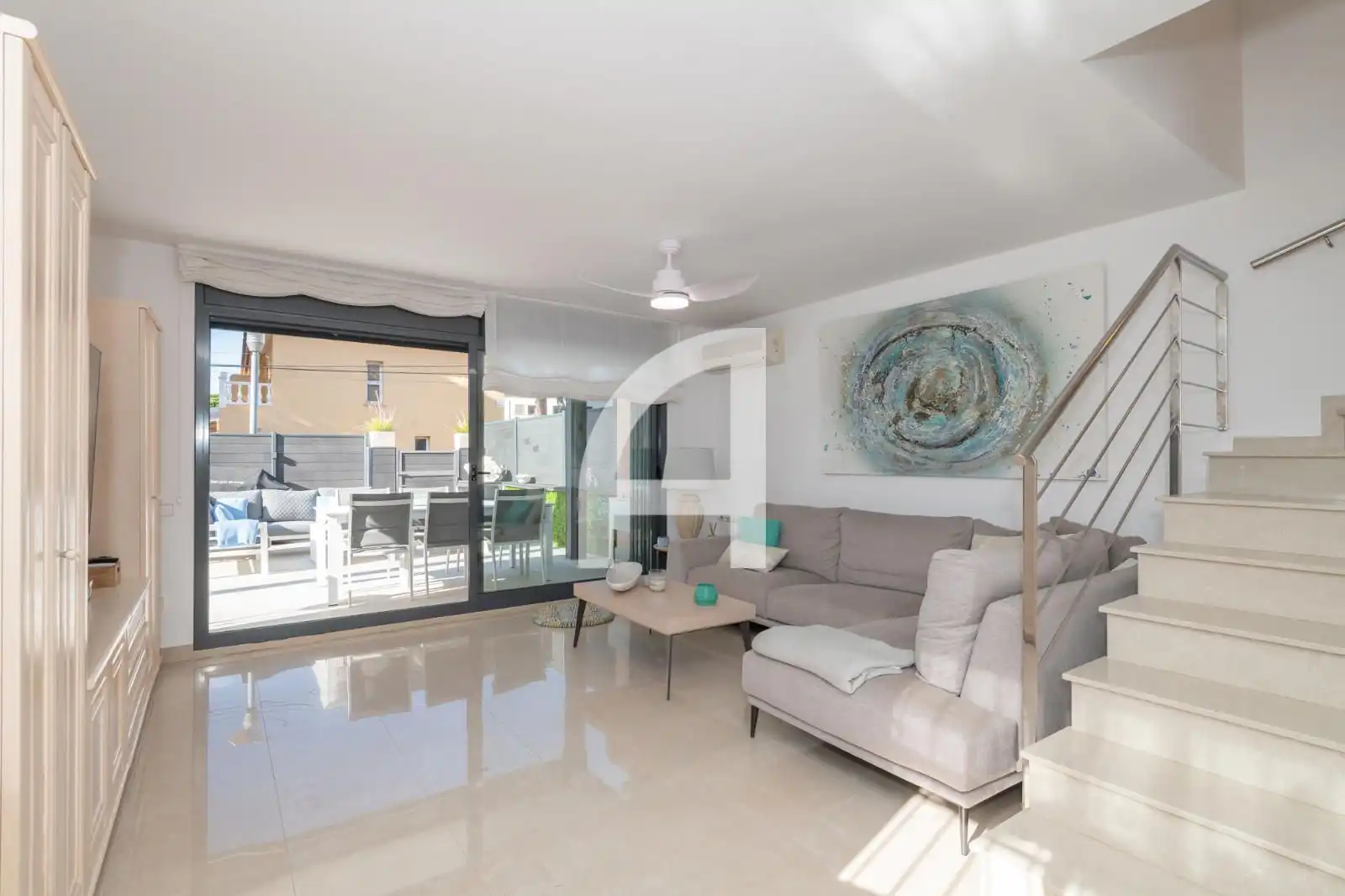 Wohnzimmer von Einfamilien-Reihenhaus zum Verkauf in Castell d'Aro, Platja d'Aro i s'Agaró mit Klimaanlage, Privatgarten und Terrasse