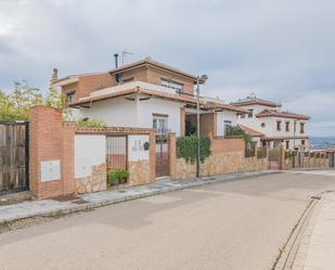 Vista exterior de Casa o xalet en venda en La Zubia amb Calefacció, Jardí privat i Terrassa