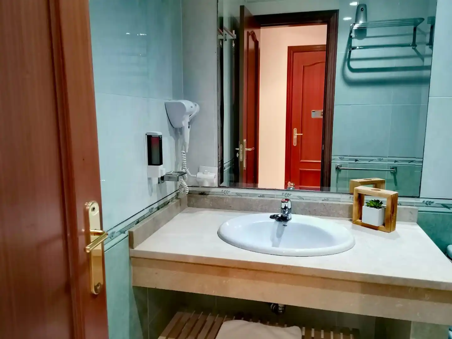 Badezimmer von Wohnung zum Verkauf in Manilva mit Klimaanlage, Terrasse und Möbliert