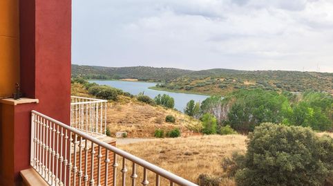 Dúplex en venta en Ruidera con tres dormitorios, piscina comunitaria  y unas vistas impresionantes.